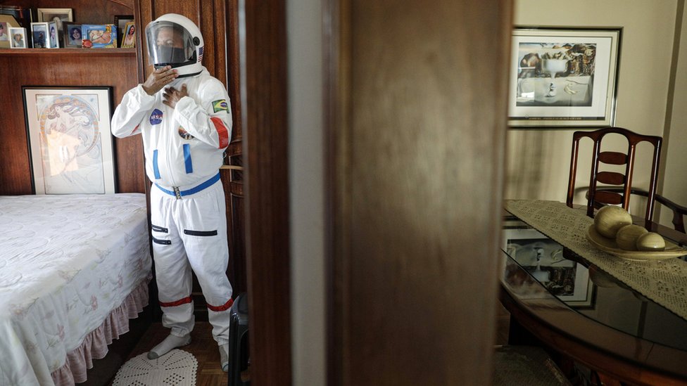تيرسيو غالدينو يرتدي خوذة تشبه خوذ رواد الفضاء