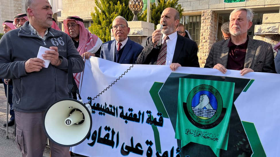 تظاهر نشطاء في العقبة احتجاجا على المحادثات