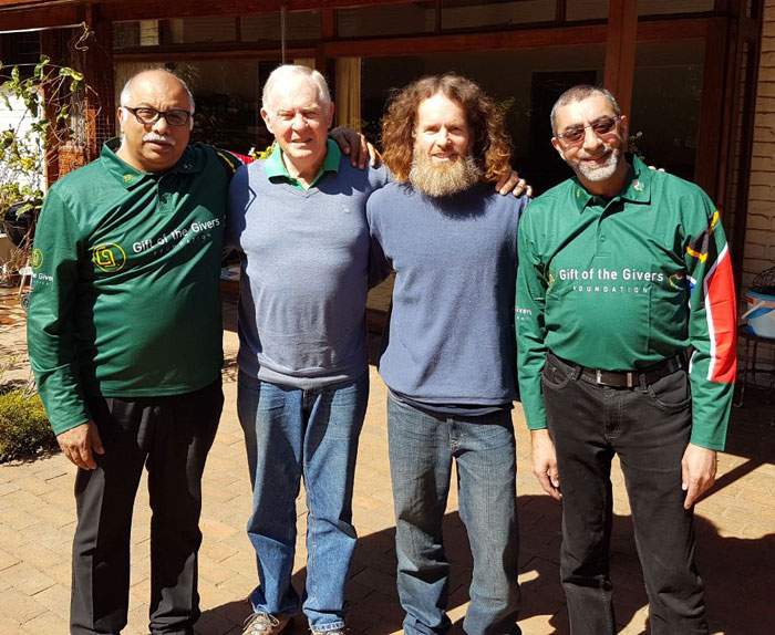 Cuando Stephen regresó, se veía muy diferente a la última vez que su familia lo había visto. (Foto: Gift of the Givers) Stephen McGown, su padre Malcolm y miembros de la organización Gift of the Givers. (Foto: Gift of the Givers)