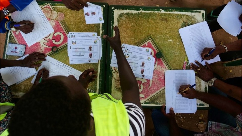 Сотрудники избирательных комиссий приступили к подсчету бюллетеней во время второго тура президентских выборов Гвинеи-Бисау в Бисау, Гвинея-Бисау, 29 декабря 2019 года.