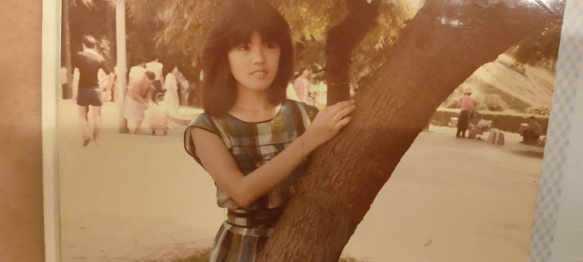 1980年代，一位台灣美寧女員工依傍在樹旁拍照留念（白麗萍提供圖片）