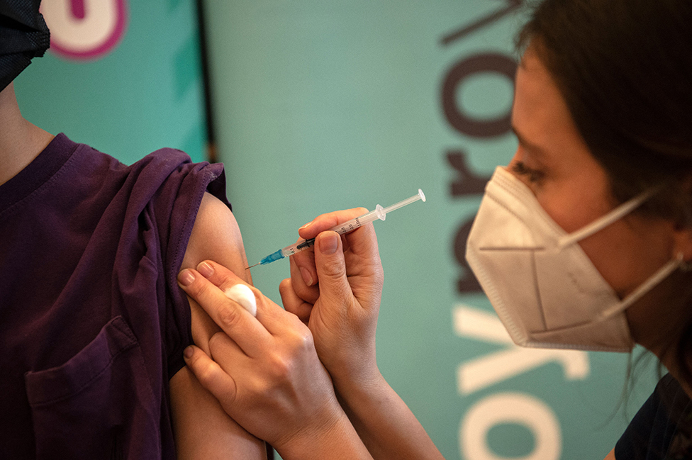 Un niños es vacunado en Santiago