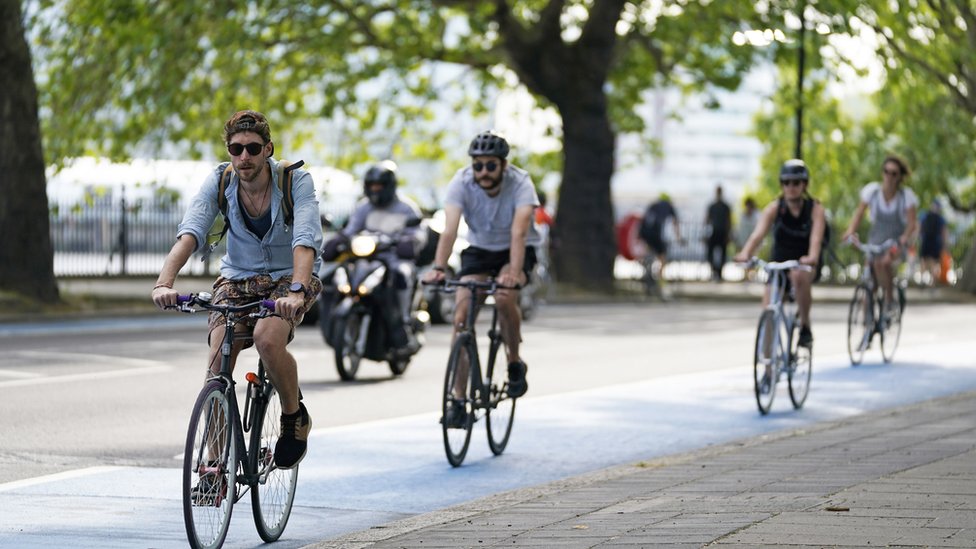 Люди на велосипеде в Челси, Лондон, Великобритания