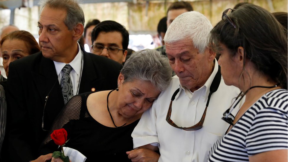 Personas llorando en el sepelio de Fernando Albán