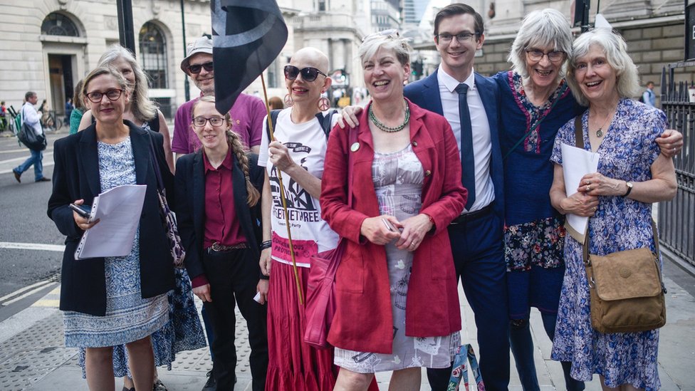 Активисты движения Extinction Rebellion собрались перед магистратским судом Лондонского Сити перед слушаниями