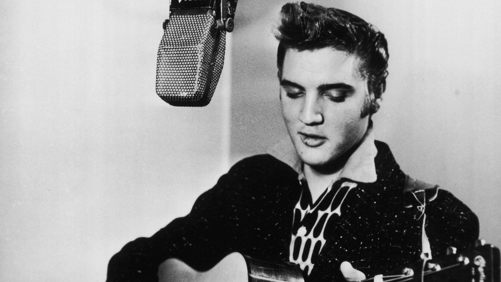 Elvis Presley bermain gitar
