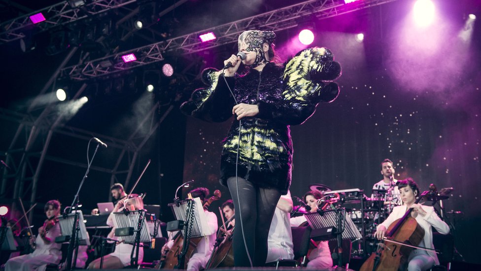 Бьорк выступает на Манчестерском международном фестивале в 2015 году