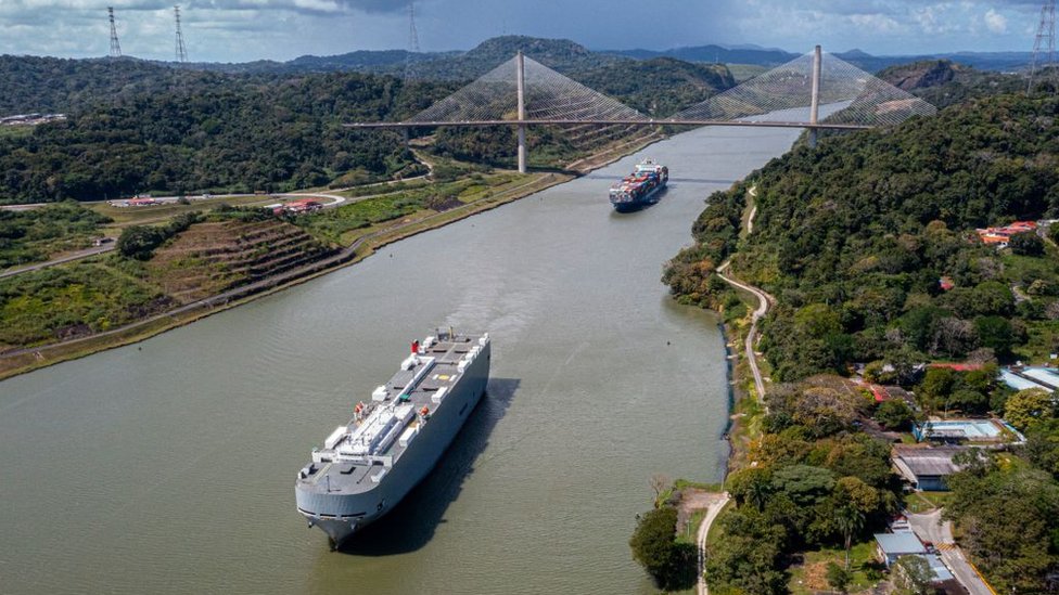Barcos atravesando el Canal de Panamá