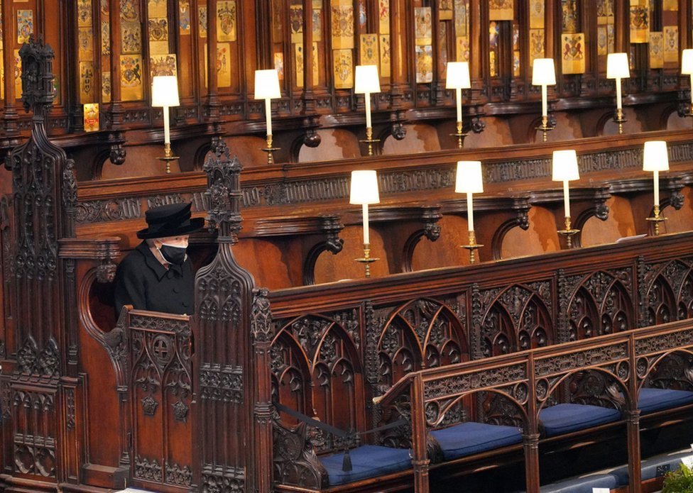 伊麗莎白二世女王在溫莎堡的聖喬治教堂參加愛丁堡公爵的葬禮。 2021 年 4 月 17 日。