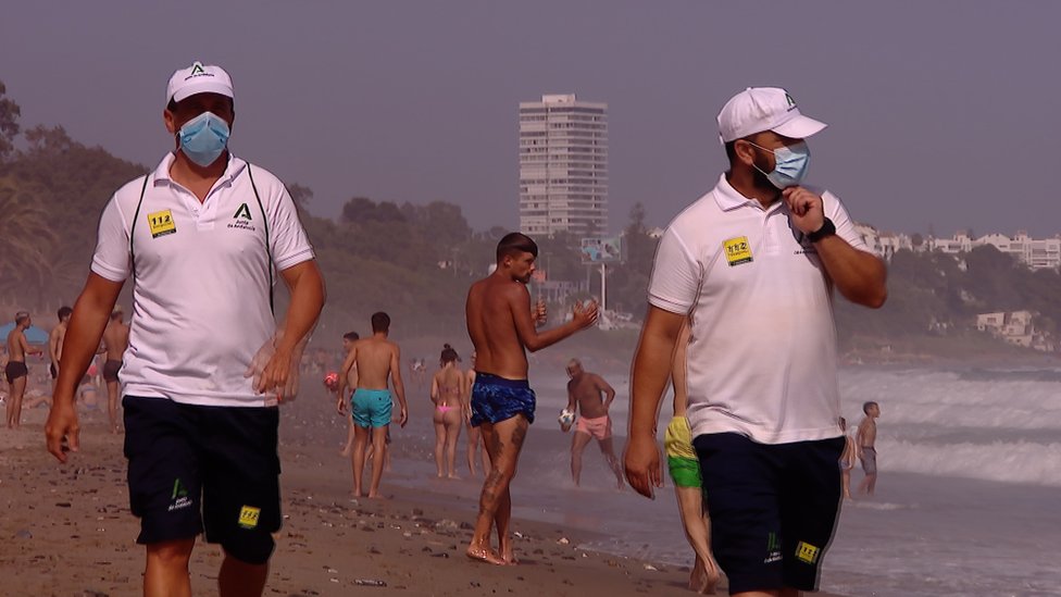 Серхио и Рафа (слева) среди 3000 новых надзирателей пляжа, набранных на летний сезон