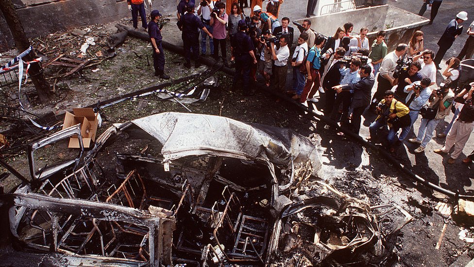 Miembros de ETA decenas de perpetraron atentados y acciones violentas que causaron más de 800 muertes a lo largo de 40 años. Un atentado de ETA en Madrid en 1993