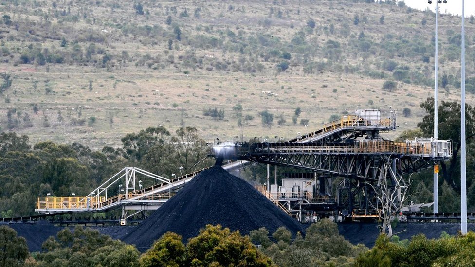 La cinta transportadora constante de carbón se vaciaría muy rápidamente si la minería llegara a su fin.