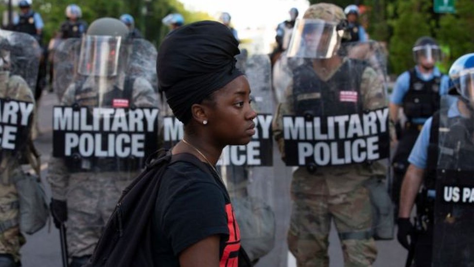 الشرطة العسكرية الأمريكية تواجه متظاهرين