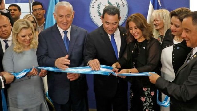 El presidente de Guatemala, Jimmy Morales junto al primer ministro de Israel Benjamin Netanyahu.