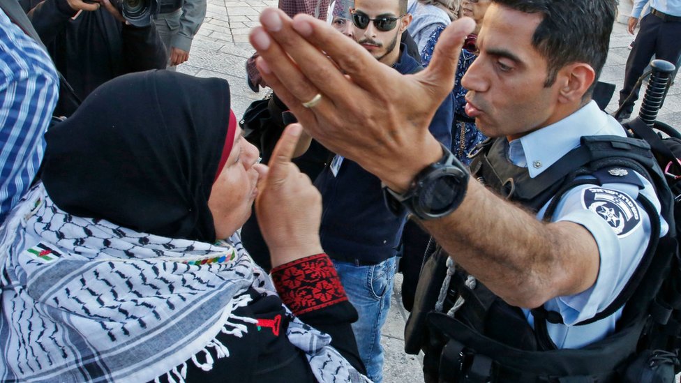 امرأة فلسطينية تصرخ في رجل أمن إسرائيلي أثناء مظاهرات في القدس عند باب دمشق، مناوئة لنقل السفارة الأمريكية للقدس، يوم 15 مايو/أيار 2018