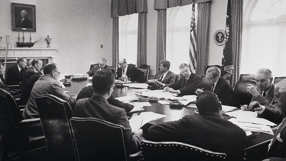 Reunión de Kennedy con sus consejeros.