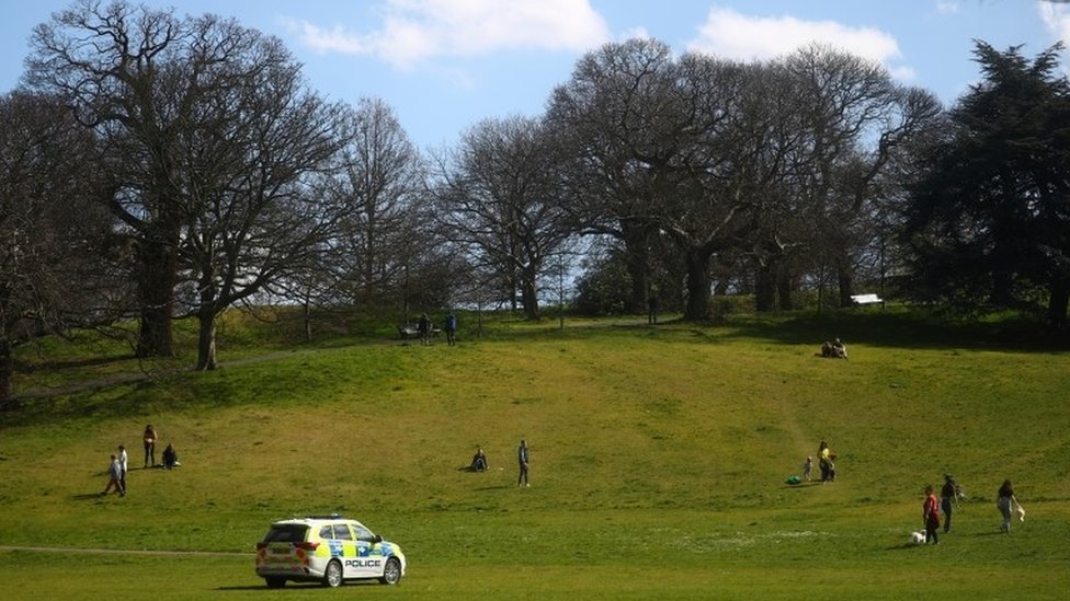 Полицейская машина видна в Гринвич-парке, поскольку распространение коронавирусной болезни (COVID-19) продолжается, Лондон, Великобритания, 4 апреля 2020 г.