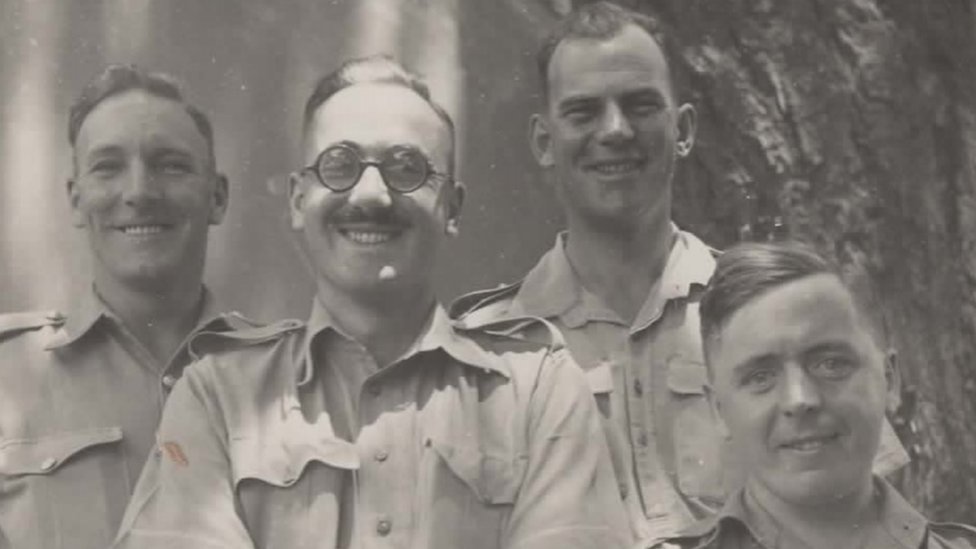 Viktor Kros sa vojnicima