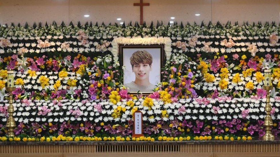 En el hospital de Seúl, donde murió el cantante, se levantó un monumento en su honor. Monumento a Kim Jong-hyun