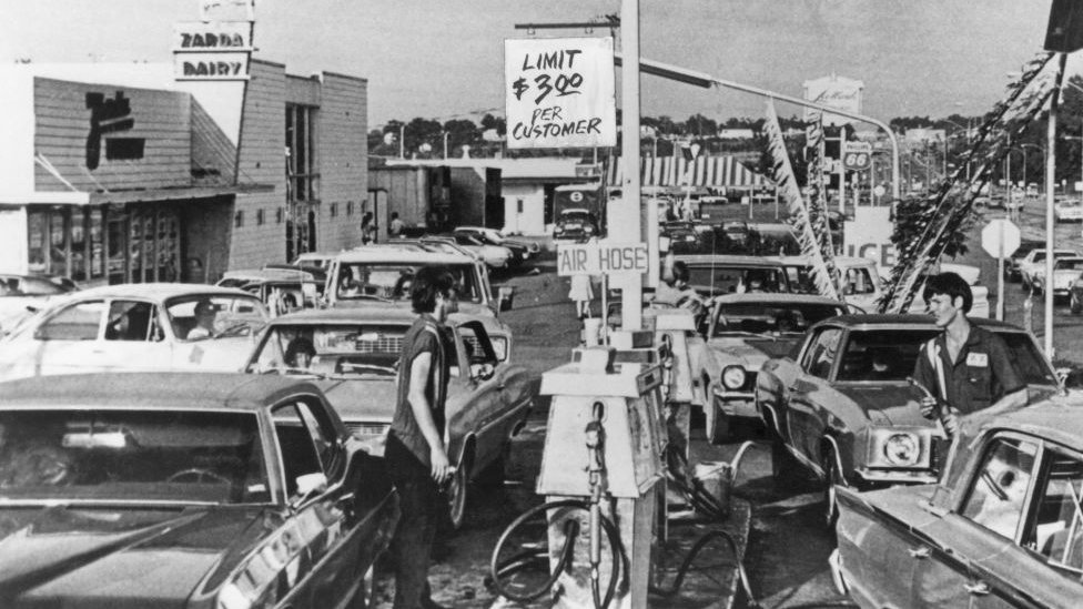 Menunggu bensin di Amerika Serikat, 1974.