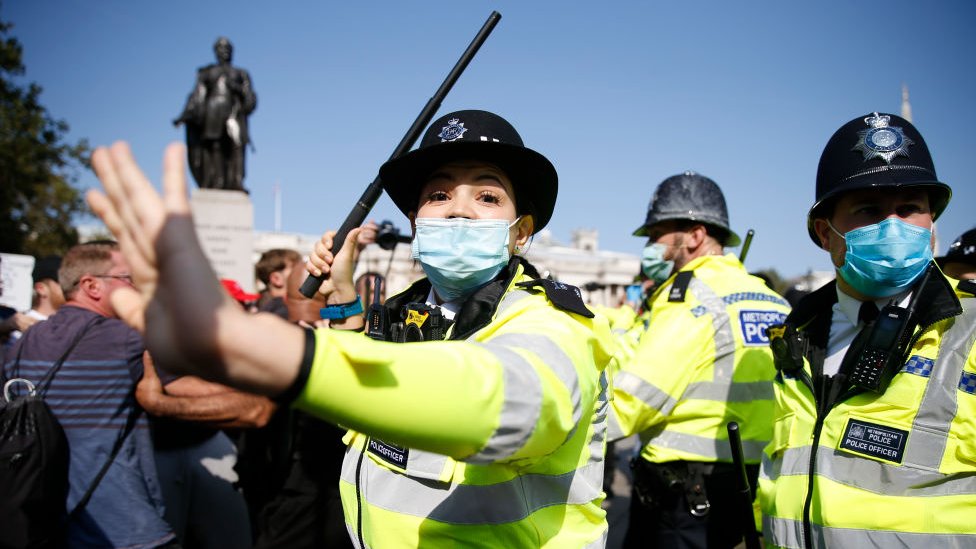اشتباكات بين المتظاهرين وضباط شرطة خلال مسيرة لمكافحة الفساد في ميدان ترافالغار في 19 سبتمبر/أيلول 2020 في لندن، إنجلترا