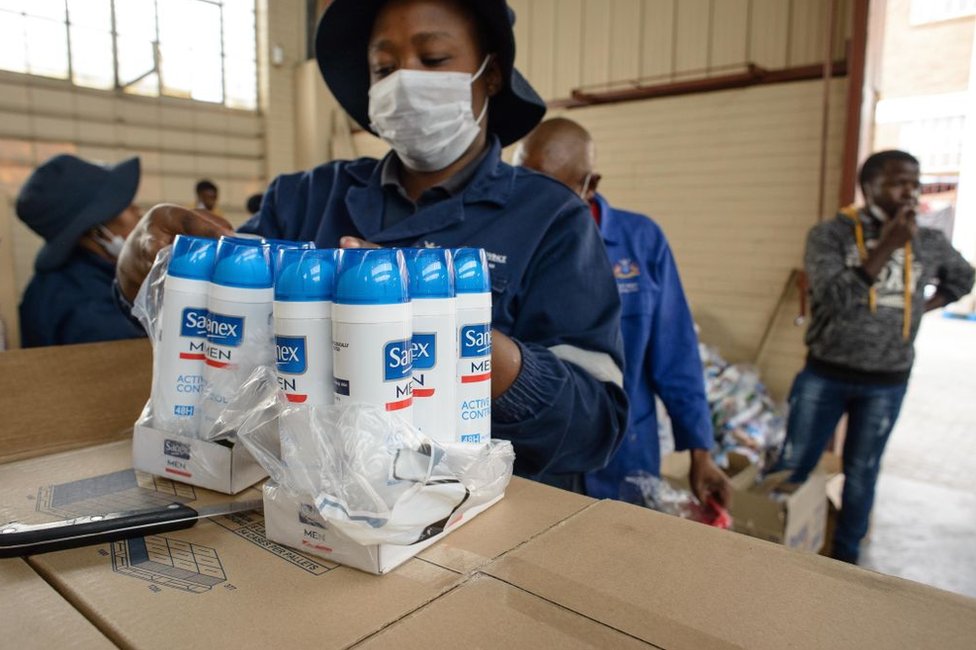 Voluntarios organizan productos donados en Johanesburgo, Sudáfrica, el 1 de abril de 2020.