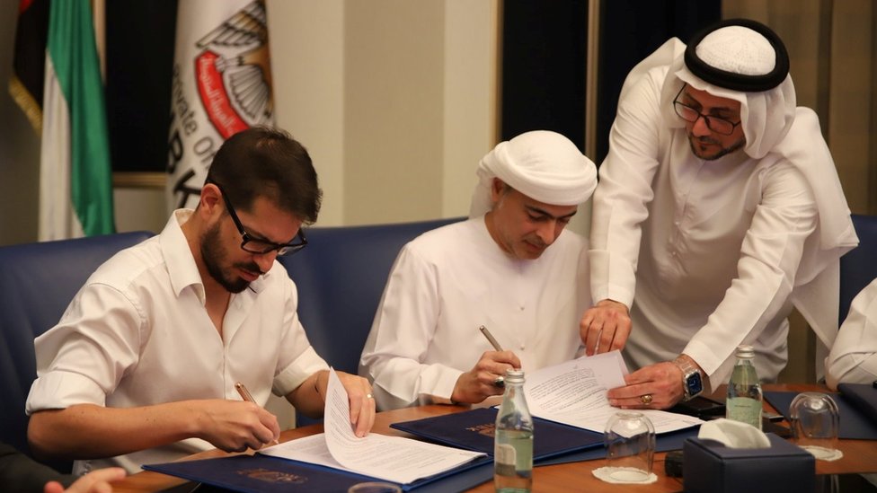 Моше Хогег и шейх Хамад бин Халифа Аль Нахайян подписывают соглашение в Дубае, Объединенные Арабские Эмираты (7 декабря 2020 г.)