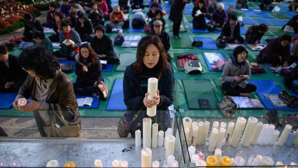 Padres rezando en un templo de Seúl