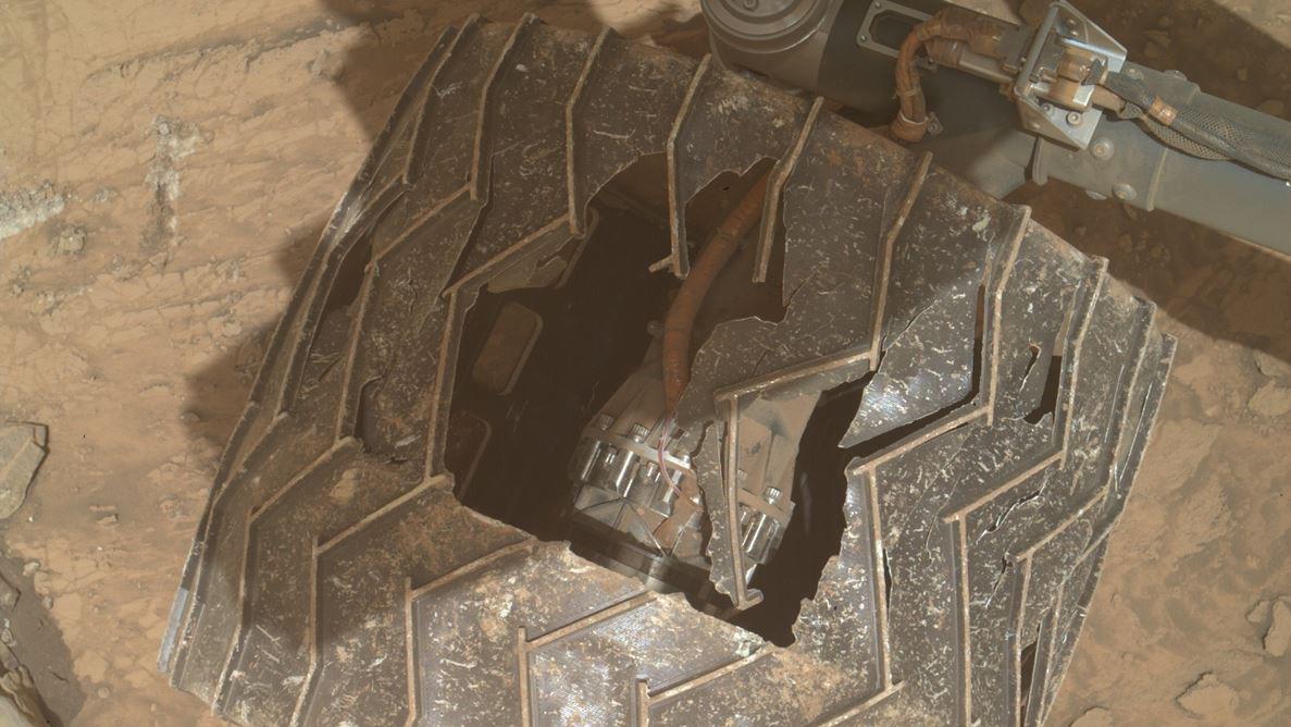 Curiosity: Nasa reveals large hole in wheel of its Mars rover - BBC Newsround