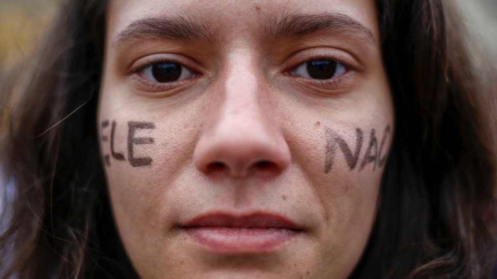 Mujer manifestante de "#EleNão"