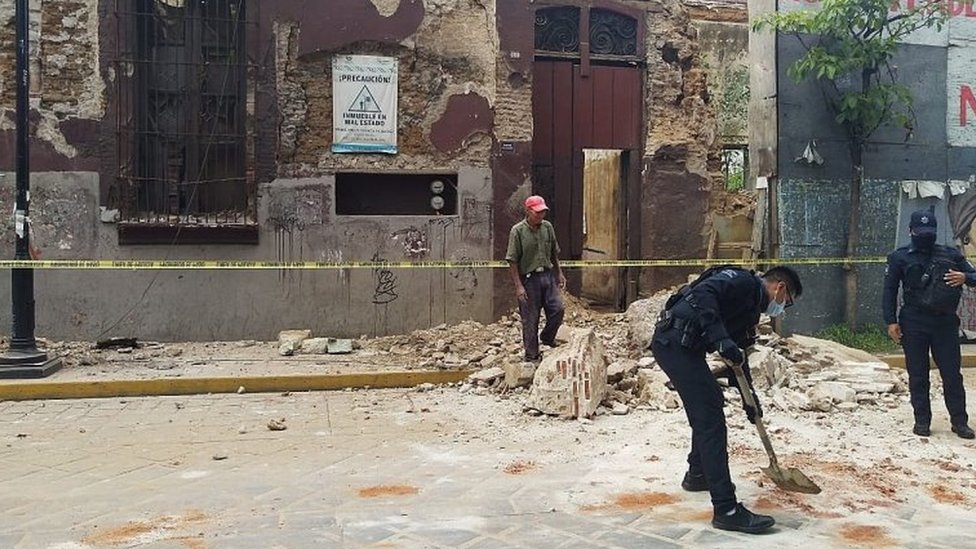 Власти расчищают завалы после землетрясения в Оахаке, Мексика, 23 июня 2020 г.