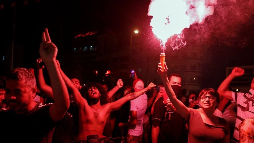 Protestantes celebran en Túnez ante la destitución del Primer Ministro en julio de 2021