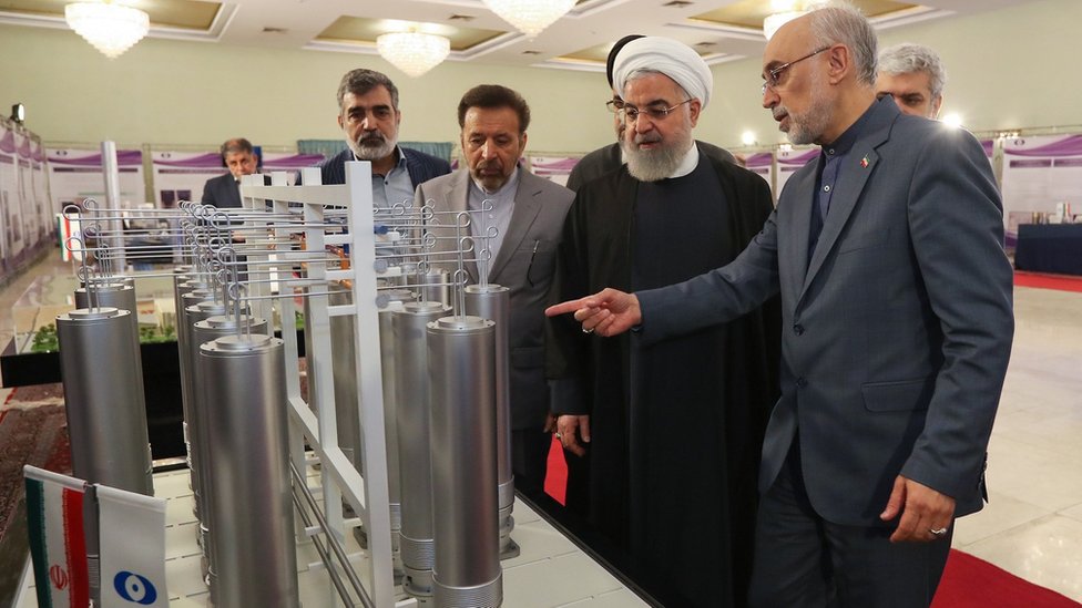 El presidente de Irán, Hassan Rouhani, inspecciona aspectos de tecnología nuclear en Teherán, el 9 de abril de 2019.