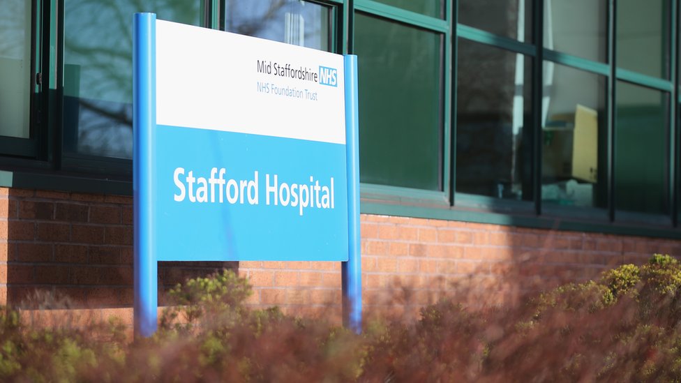 Общий вид больницы Стаффорда в тот день, когда Роберт Фрэнсис QC опубликовал свой запрос в больницу Мид Стаффордшир 6 февраля 2013 года в Стаффорде, Соединенное Королевство