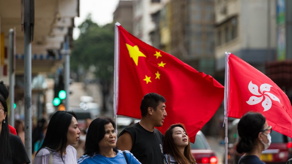 2024年6月29日，中國香港九龍城附近的街道上飄揚著中國國旗和香港區旗，當局為香港主權移交中國27週年做凖備。