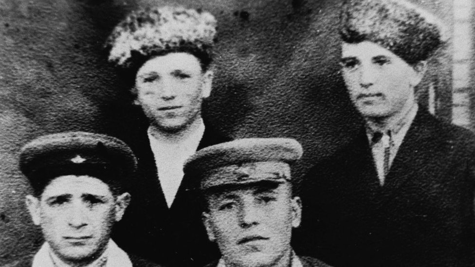 Mijaíl Gorbachov (derecha) con algunos compañeros de clase en 1947.