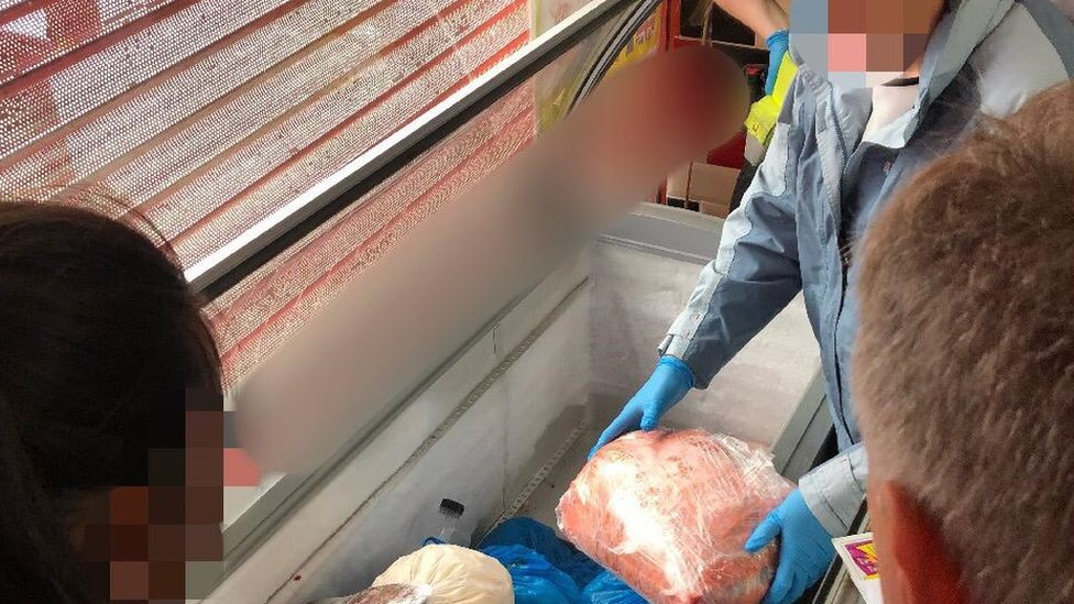 Офицеры вынимают мясо из морозильной камеры