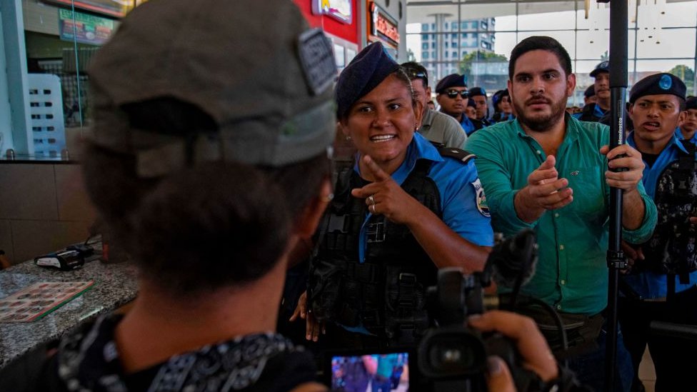 Policía amenaza a una periodista en Nicaragua.
