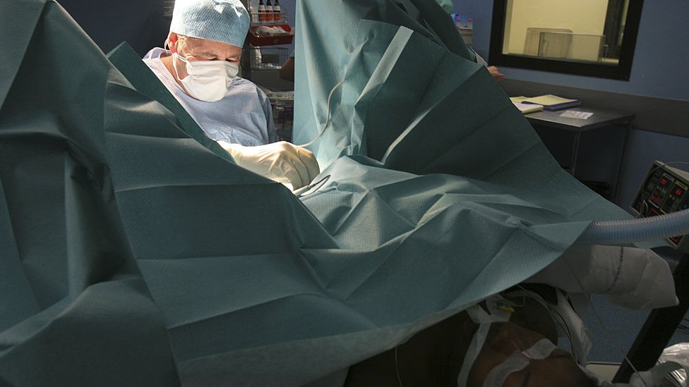 Un médico realizando una operación.