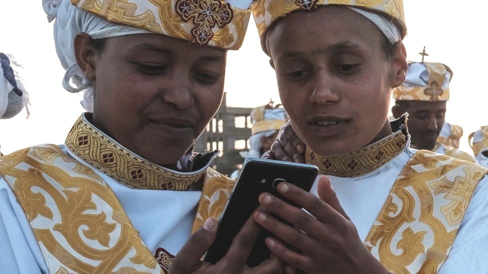 Православные эфиопы используют смартфоны в Аддис-Абебе - январь 2019 г.