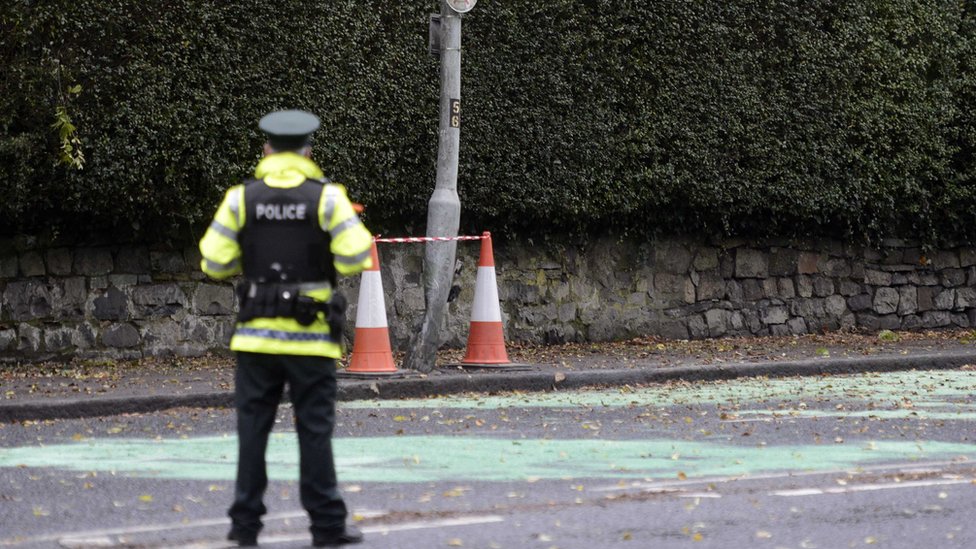 полицейский стоит на месте происшествия на Мэлоун-роуд в Белфасте, где застряла и убита Энда Долан