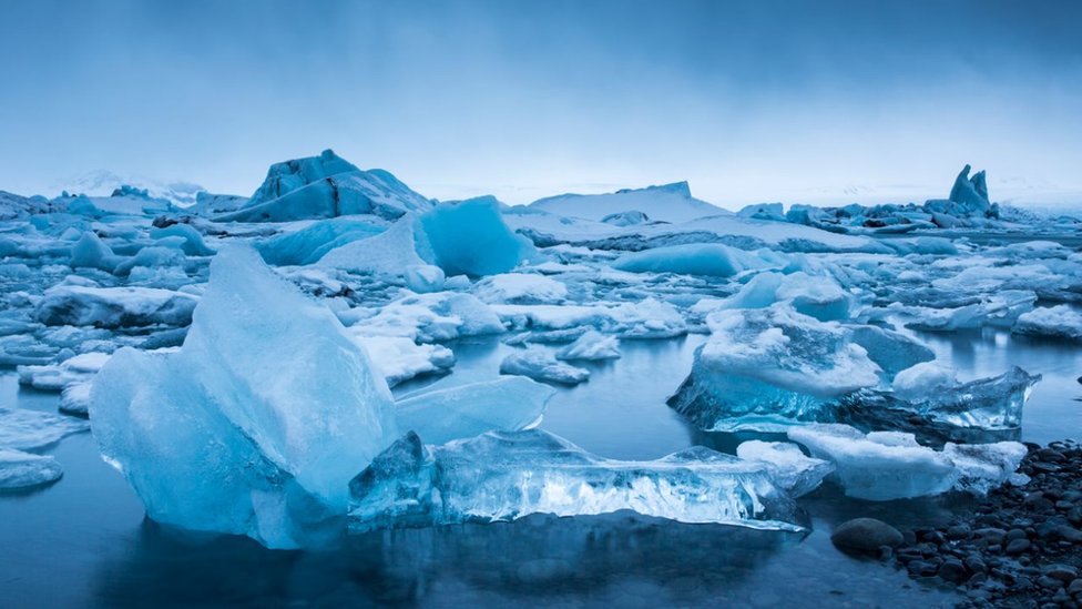 Jokulsarlon glacial lagoon by Vatnajokull National Park. Floating icebergs in blue water from Breioamerkurjokull Glacier, part of Vatnajokull Glacier in South East Iceland to the Atlantic Ocean.