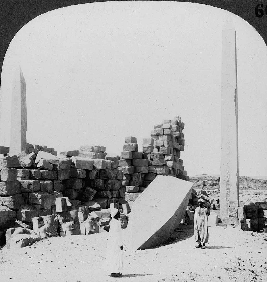 Foto en el que se ven dos des los cuatro obeliscos erigidos por Hatshepsu