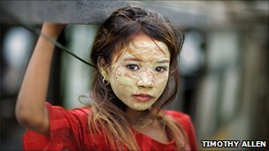 Девушка Баджау, ее лицо покрыто рисовой краской для защиты от солнца