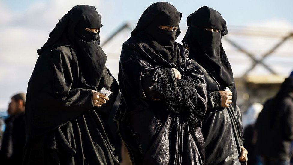 Un grupo de mujeres en el campo de prisioneros de al-Hol.