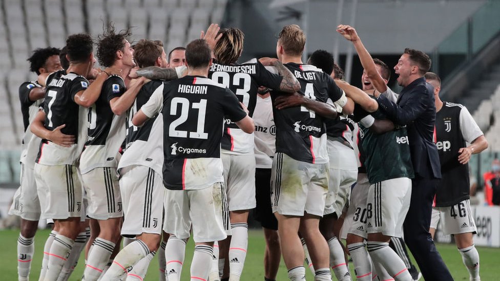 لاعبو يوفنتوس يحتفلون بعد الفوز بلفب الدوري الإيطالي التاسع لهم على التوالي، 26 يوليو/تموز 2020