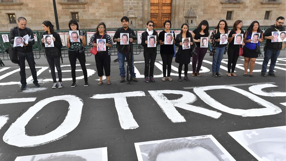 Periodistas se manifiestan frente al Palacio Nacional
