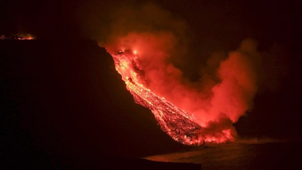Lava del volcán de La Palma llegando al mar