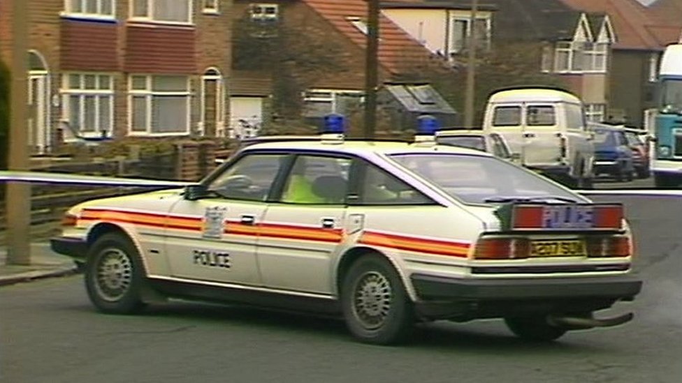 Полицейская машина на месте убийства Джерарда Хорау в Эдгвере в Лондоне