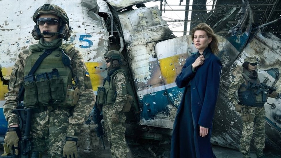 Olena Zelenska fotografiada por Annie Leibovitz. En la imagen aparece junto a varias mujeres soldado de Ucrania en el el aeropuerto de Antonov, en Hostómel.